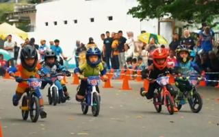 Keren! Bocah 4 Tahun Asal Pekanbaru Juara Push Bike Sumatera di Payakumbuh