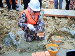 Wabup Kampar Letakkan Batu Pertama Pembangunan MI Miftahul Ulum di Lipat Kain