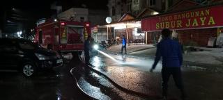 Banyak Ceceran Tanah Timbun, Satpol PP dan Damkar Kuansing Bersihkan Area Kawasan Eks Pasar Bawah