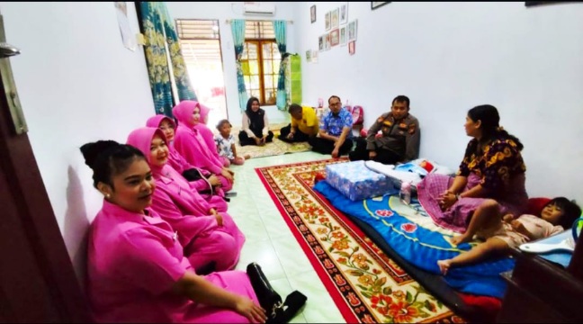 Kapolsek Dumai Timur Bersama ‎Bhayangkari Dumai Timur Jenguk Anggota Melahirkan