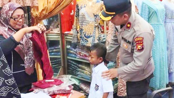 Melalui Tangan Dingin Kapolsek Dumai Timur, Azka Bocah SD 8 Tahun Kini  Berseragam Sekolah Tidak Bergantian Dengan Kakaknya