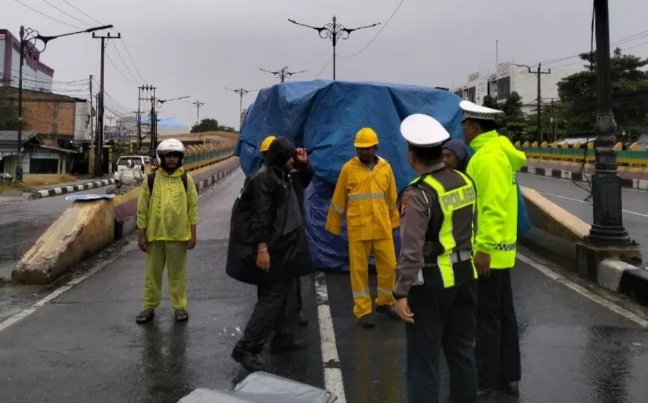 Sopir Diduga Microsleep, Truk Tangki BBM Terguling di Flyover Simpang Harapan Raya