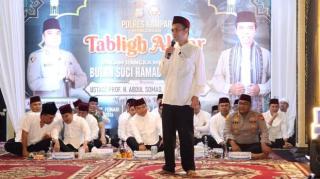 UAS Bikin Tawa Hadirin Saat Ibu-Ibu Pakai Helm di Tabligh Akbar Polres Kampar