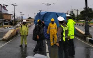 Sopir Diduga Microsleep, Truk Tangki BBM Terguling di Flyover Simpang Harapan Raya