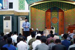Tarawih Perdana Ramadan 1447 H, Sekda Riau Tekankan Nilai Ibadah dan Kepedulian Sosial