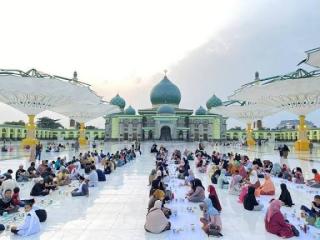 Bazar dan Berbuka Gratis jadi Daya Tarik Ramadan di Mesjid Raya An-Nur Provinsi Riau