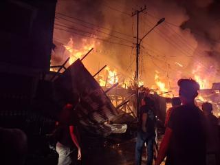 Di Tengah Suasana Tarawih, Api Bakar 13 Kios Pasar Peranap Inhu