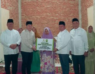 Pemprov Riau Salurkan Bantuan di Masjid Darussalam Saat Safari Ramadan