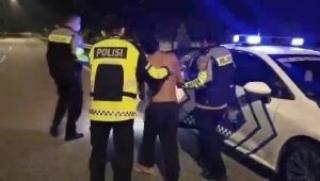 Lagi Patroli, Polisi Evakuasi Sopir Sakit Ginjal dari Pikap ke Mobil Patroli