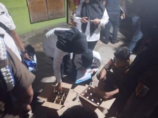 Kasatpol PP Yuliarso Amankan Puluhan Botol Miras di Pekanbaru