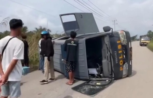 Mobil Tahanan Polres Bengkalis Terguling Gegara Hindari Lubang Jalan