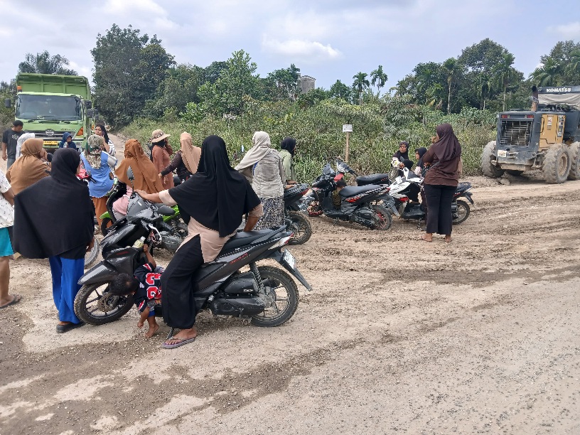 Jalan Rusak, Puluhan Kaum Ibu Blokir Jalan di Palas