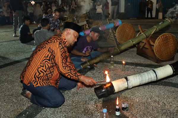 Dentuman Meriam Buluh Semarakkan Malam Ramadhan di Kota Siak