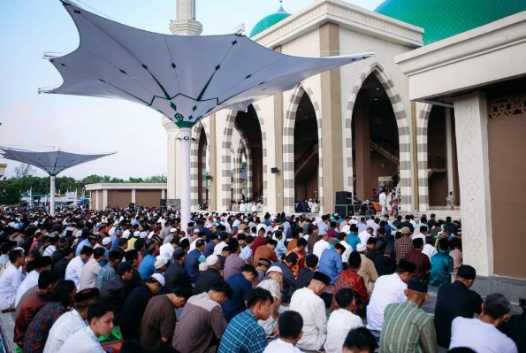 Ribuan Jamaah Padati Masjid Agung Dumai, Sekdako Sampaikan Permohonan Maaf untuk Masyarakat