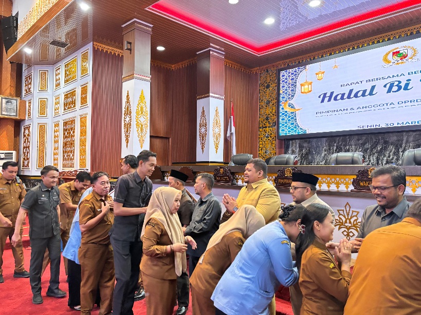 Pimpinan dan Anggota DPRD Pekanbaru Gelar Halal Bi Halal Bersama Sekretariat