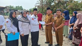 Kakankemenag Rohul Salurkan Bantuan untuk ASN Terdampak Kebakaran di Pekan Tebih