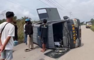 Mobil Tahanan Polres Bengkalis Terguling Gegara Hindari Lubang Jalan