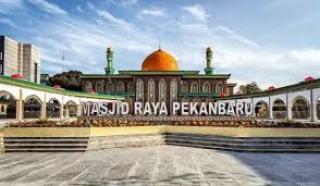 Masjid Raya Senapelan Bagikan Ratusan Makan dan Santuni 132 Anak Yatim