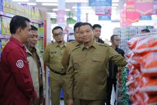 Wawako Pekanbaru Ingatkan Pengelola Ritel Modern Jangan Jual Bahan Pokok di Atas HET