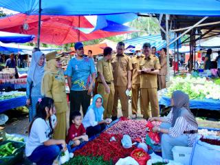 Pantau Harga Sembako, Wakil Bupati Kampar Dr. Misharti Inspeksi Langsung ke Pasar Bangkinang