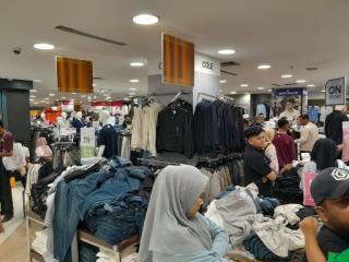Warga Lokal hingga Pelancong Padati Mal di Pekanbaru Demi Berburu Baju Lebaran