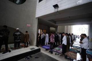 Diguyur Hujan, Salat Id Pemprov Riau Pindah ke Masjid Al Hidayah Tetap Khidmat