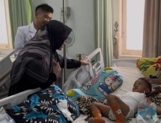 Bawa Ketupat, Bupati Siak Keliling Besuk Pasien dan Semangati Petugas Lebaran