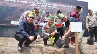 Kapolda Riau Tanam 200 Pohon dan Salurkan Mesin Ketinting di Pulau Rupat