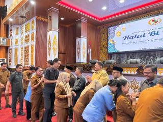 Pimpinan dan Anggota DPRD Pekanbaru Gelar Halal Bi Halal Bersama Sekretariat