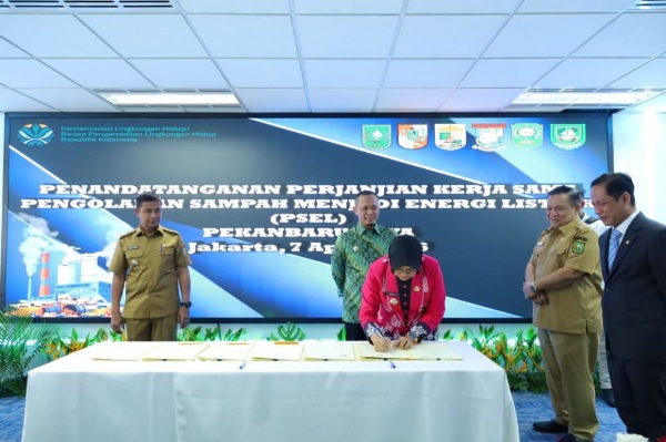 Disaksikan Menteri LH, Bupati Siak Teken MoU PSEL Mengubah Sampah Jadi Listrik
