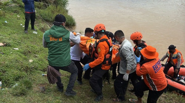 Tim SAR Gabungan Berhasil Menemukan Bocah Berusia 4 tahun yang Terjatuh di Sungai Batang Kuantan