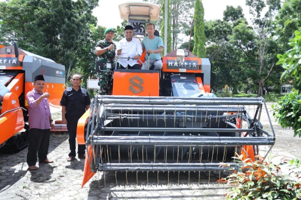Tekan Biaya Operasional, Alsintan Senilai Rp500 Juta Per Unit Tiba di Kabupaten Siak