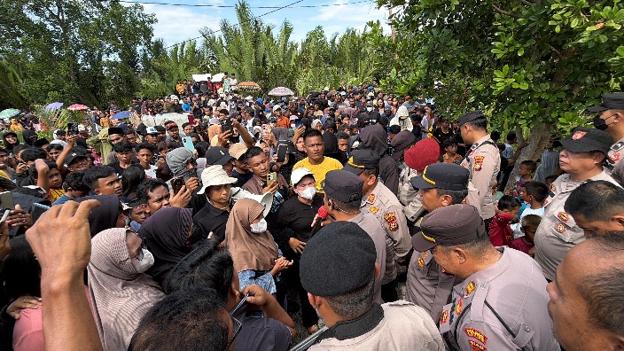 Demo Narkoba di Rohil Berujung Ricuh: Massa Bakar Rumah Diduga Bandar!