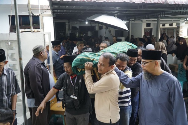 Dimakamkan di Pekanbaru, Ketua PWI Pusat dan Sekdaprov Riau Ikut Lepas Jenazah Sekjek PWI Zulmansyah 