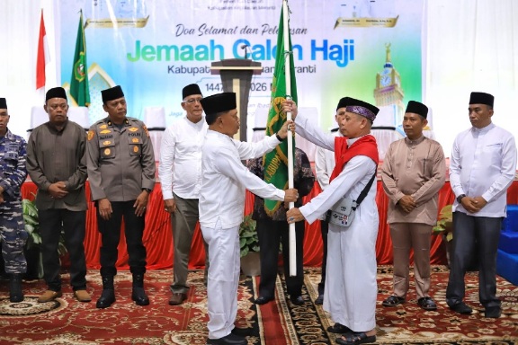 Bupati Asmar Iringi 110 Calon Haji Meranti dengan Tepuk Tepung Tawar