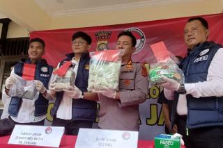 Tiga Warga Riau Ditangkap Bawa 5 Kg Sabu dan Ribuan Pil Ekstasi Pakai Motor dari Riau ke Palembang