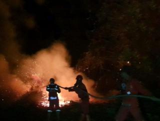 Malam Mencekam di Kembung Luar, Manggala Agni Berjibaku Selamatkan Permukiman dari Karhutla