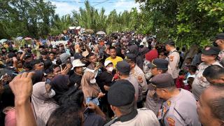 Demo Narkoba di Rohil Berujung Ricuh: Massa Bakar Rumah Diduga Bandar!