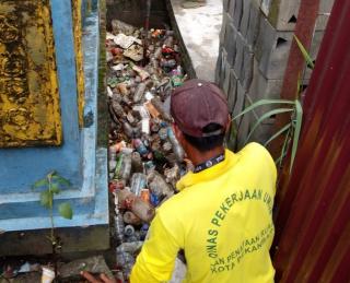 PUPR Pekanbaru Bersihkan Drainase Jalan Kaswari yang Tersumbat Sampah Penyebab Banjir