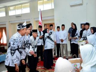 PGRI Kampar Lepas 48 Anggota ke Tanah Suci, Diiringi Tepuk Tepung Tawar