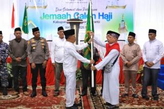 Bupati Asmar Iringi 110 Calon Haji Meranti dengan Tepuk Tepung Tawar