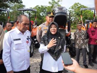 Bupati Afni Serahkan Bantuan Alsintan Rp8,7 Miliar untuk 20 Kelompok Tani