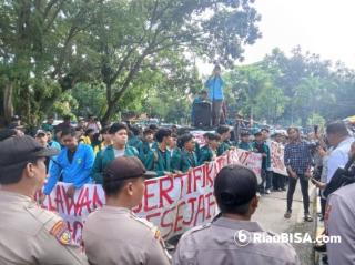 Mahasiswa Geruduk Gedung DPRD Riau, Singgung Makanan Berulat di Dapur SPPG yang ada di Bengkalis