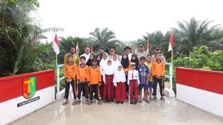 Jembatan Merah Putih Presisi di Kampar Rampung, Anak Sekolah Kini Menyeberang dengan Aman