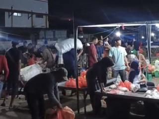 Hari Perdana TPS Pasar Subuh Tembilahan Dipadati Warga, Pedagang dan Pembeli Merasa Lebih Nyaman