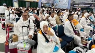 Sempat Tertunda karena Sakit, Dua Jemaah Calon Haji Pekanbaru Akhirnya Berangkat ke Tanah Suci