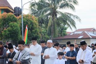 Salat Iduladha di Marpoyan Damai, Wako Agung Nugroho Janji Tuntaskan Banjir dan Jalan Rusak