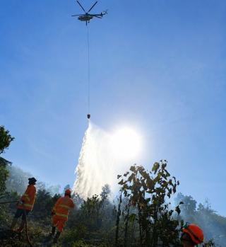 Helikopter Dikerahkan Padamkan Karhutla di Riau
