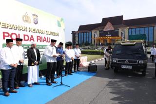 Polda Riau Salurkan 195 Hewan Kurban hingga Pelosok Desa