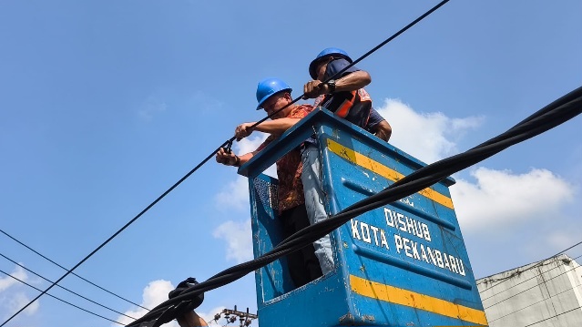 Rusak Estetika dan Bahayakan Masyarakat, Wako Pekanbaru Tertibkan Kabel Fiber Optik